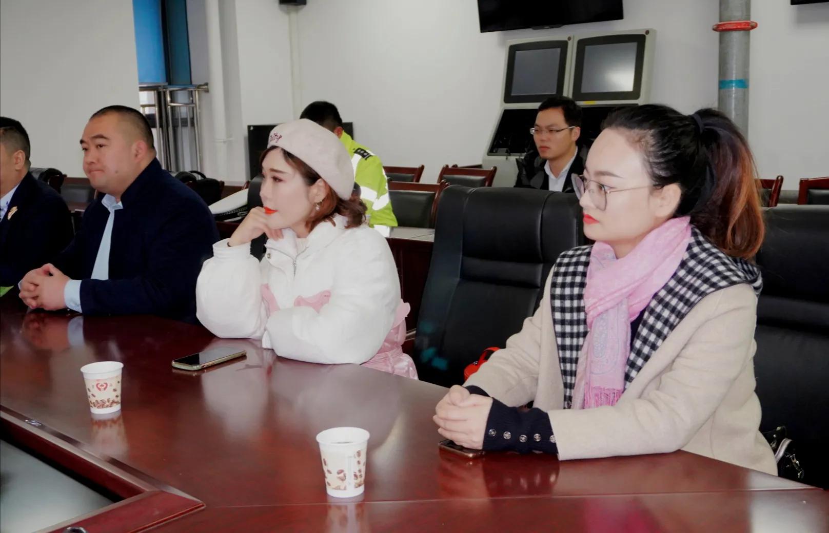 爱心企业送清凉慰问交警暖人心,爱心企业送温暖慰问一线交警