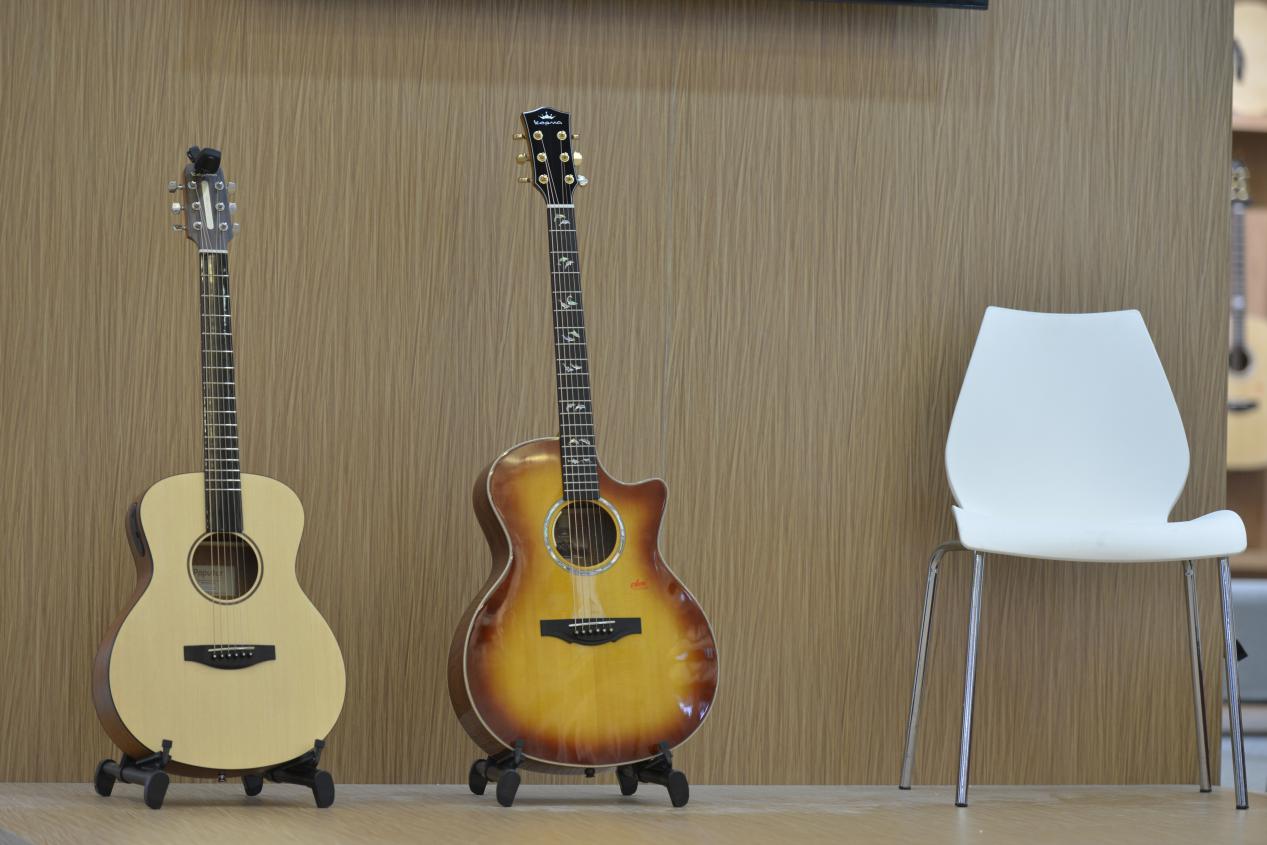 学习吉他弹唱初学只要平凡,练吉他练到不用谱就能弹出好曲子