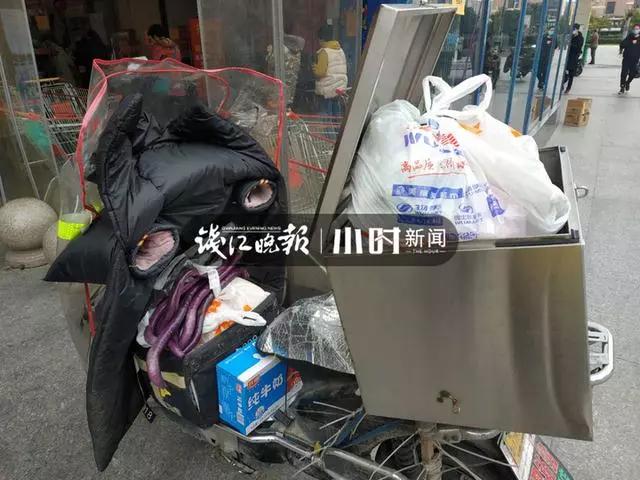 “我没钱没资源但送菜送货还行”杭州外卖小哥在丁兰免费跑腿，超市一待就是四五小时