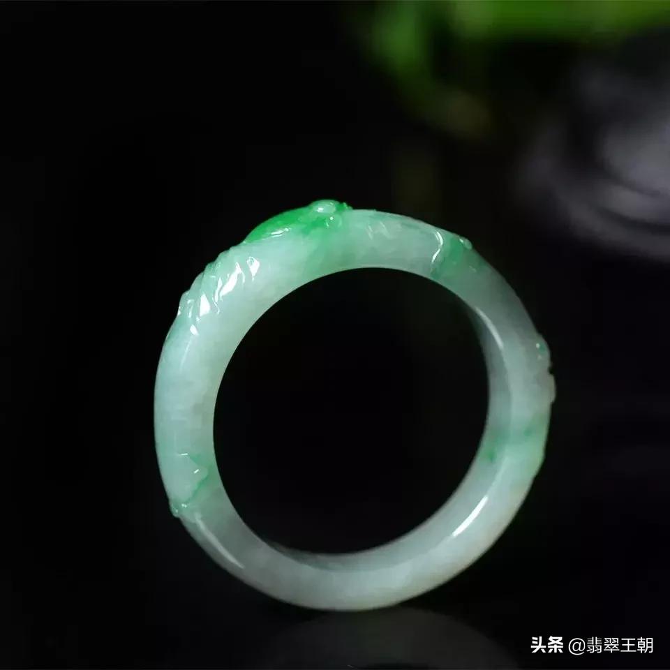 鉴赏|翡翠手镯：佩戴期丰岁，年年庆有余