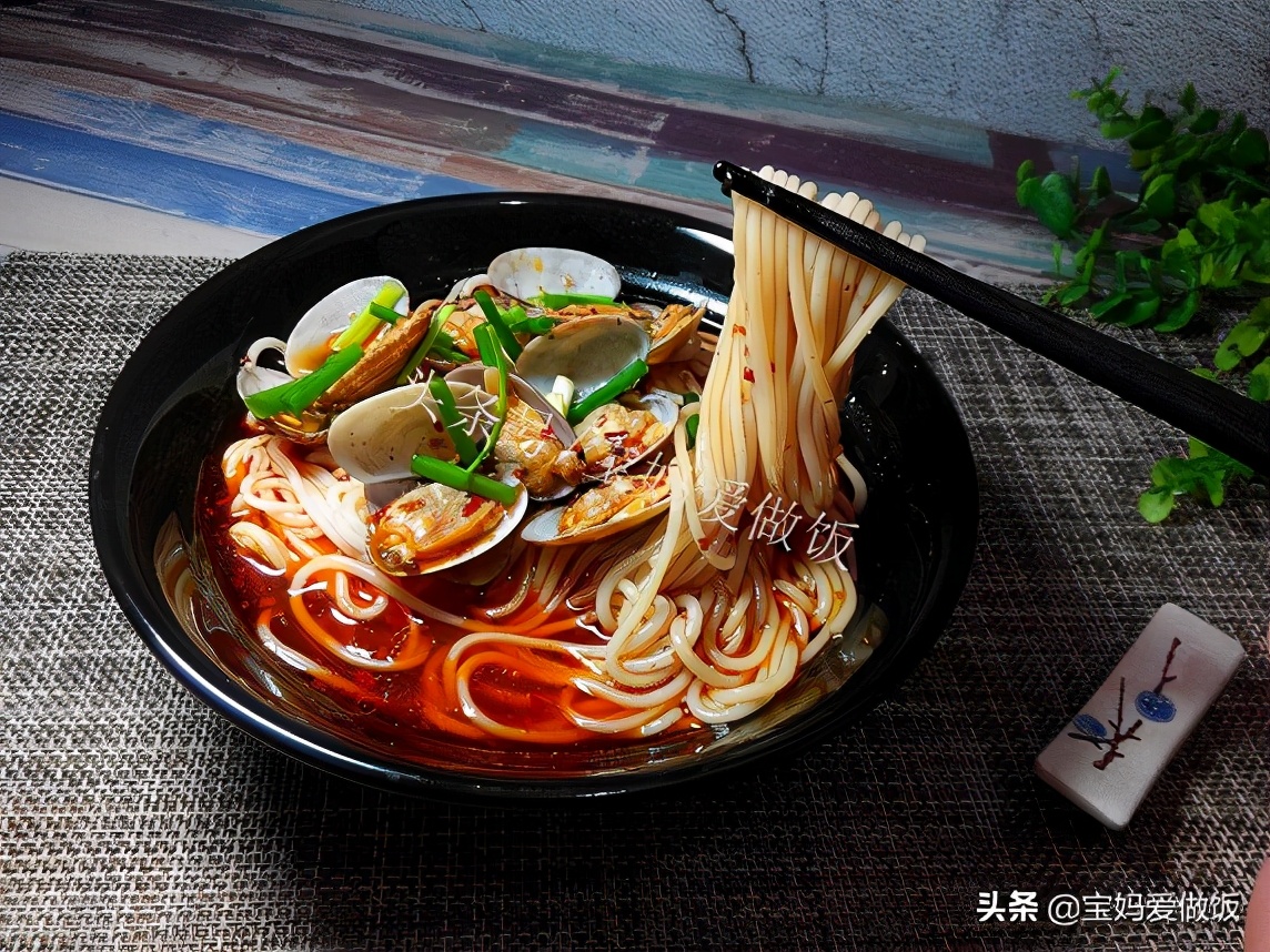 花甲米线吃起来,花甲米线不放蒜蓉怎么做