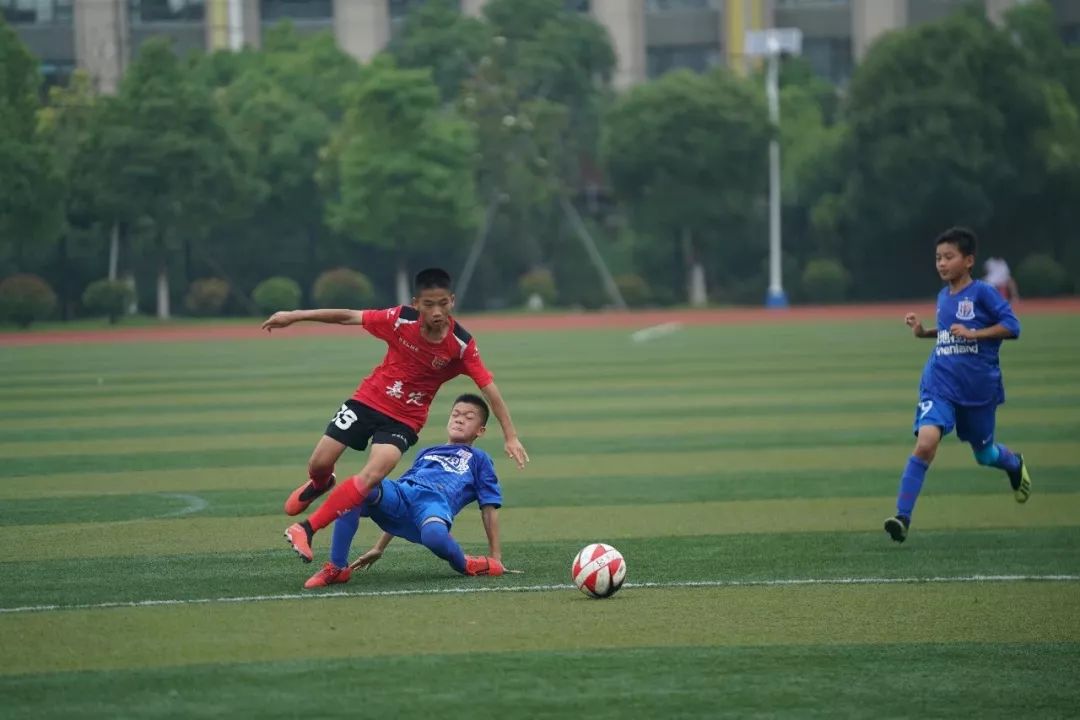 冲上中乙，是上海这家业余足球俱乐部成立十周年的最好礼物