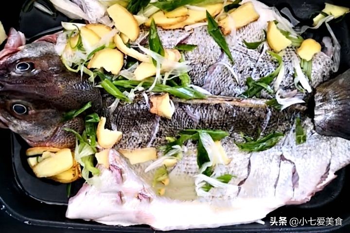 焦香烤鱼如何做,焦香烤鱼的制作方法