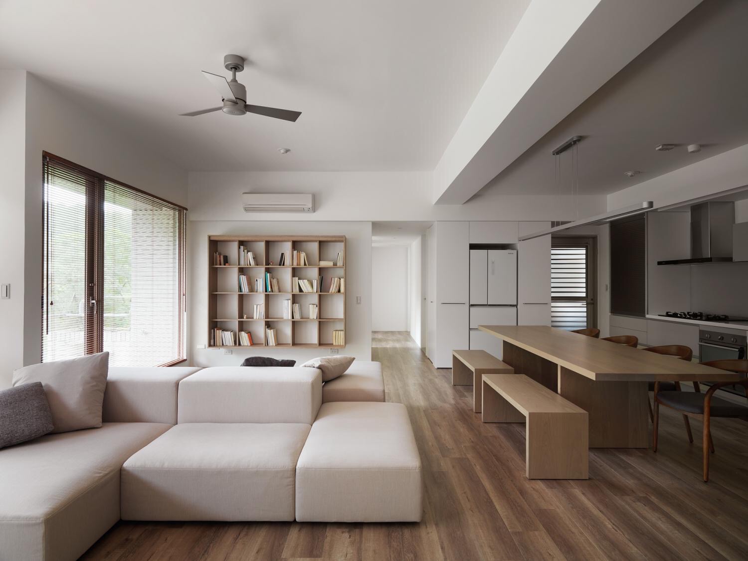 进门左手厨房餐厅客厅一体长方形,现代轻奢装修风格餐厅厨房一体