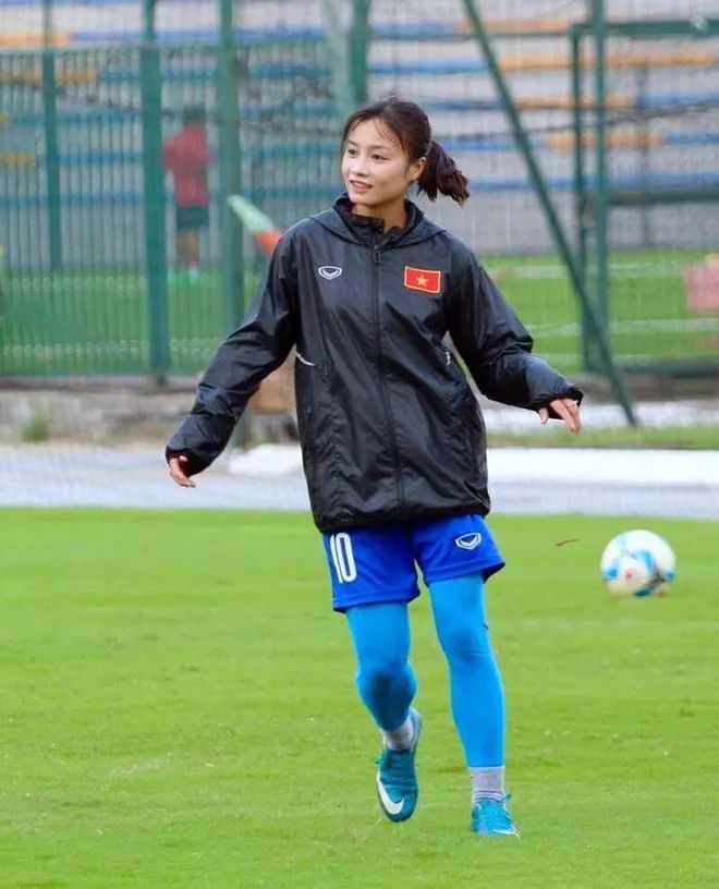 越南足球美女很火的,女足越南队