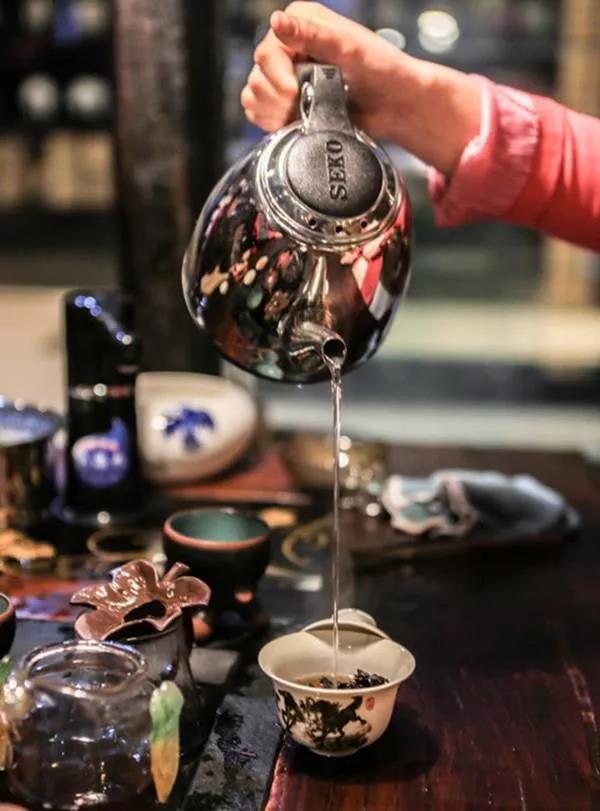 品饮普洱茶有哪些感受呢,普洱生茶喝后口腔发涩是怎么回事