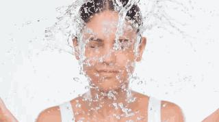 清水洗脸反而比洗面奶更好,清水洗脸和补水区别