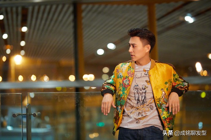 靳东三七分发型分析,靳东新发型搭花夹克造型