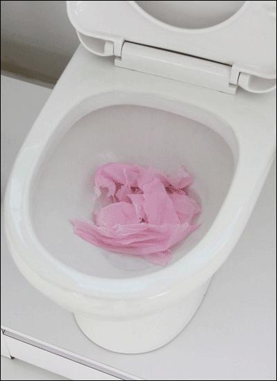 马桶的水怎样排干净,马桶堵了怎么快速冲下去