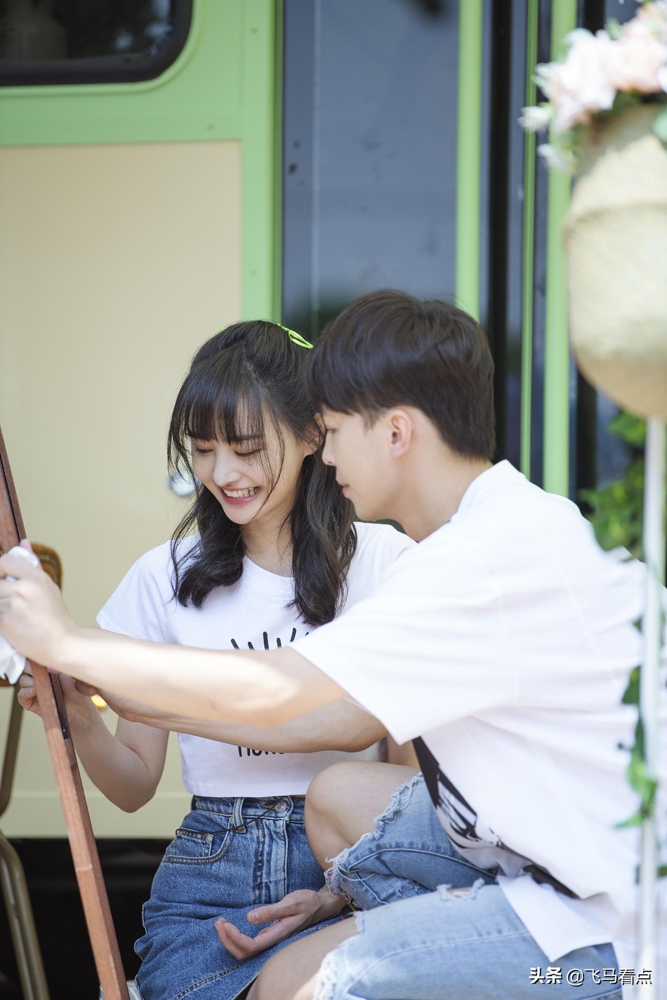 郑爽头绑彩带蝴蝶结甜美可爱与张恒互喂甜品爱意十足