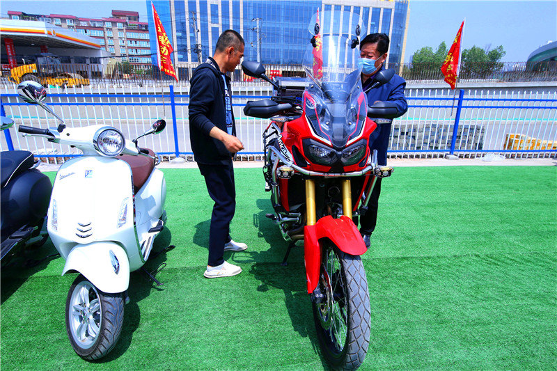 为了带老伴出去游玩方便两千多买了一辆两轮电动车