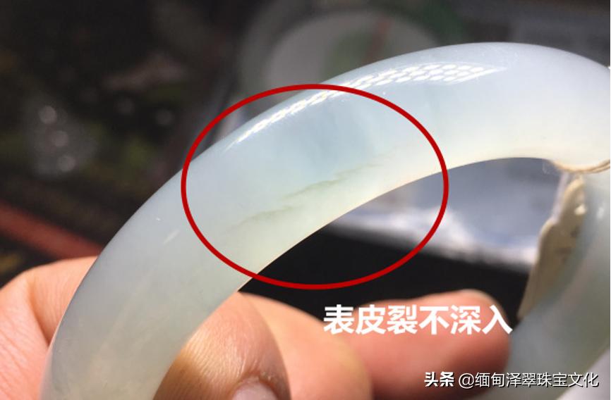 还在纠结选什么颜色,翡翠的棉纹跟裂的区别