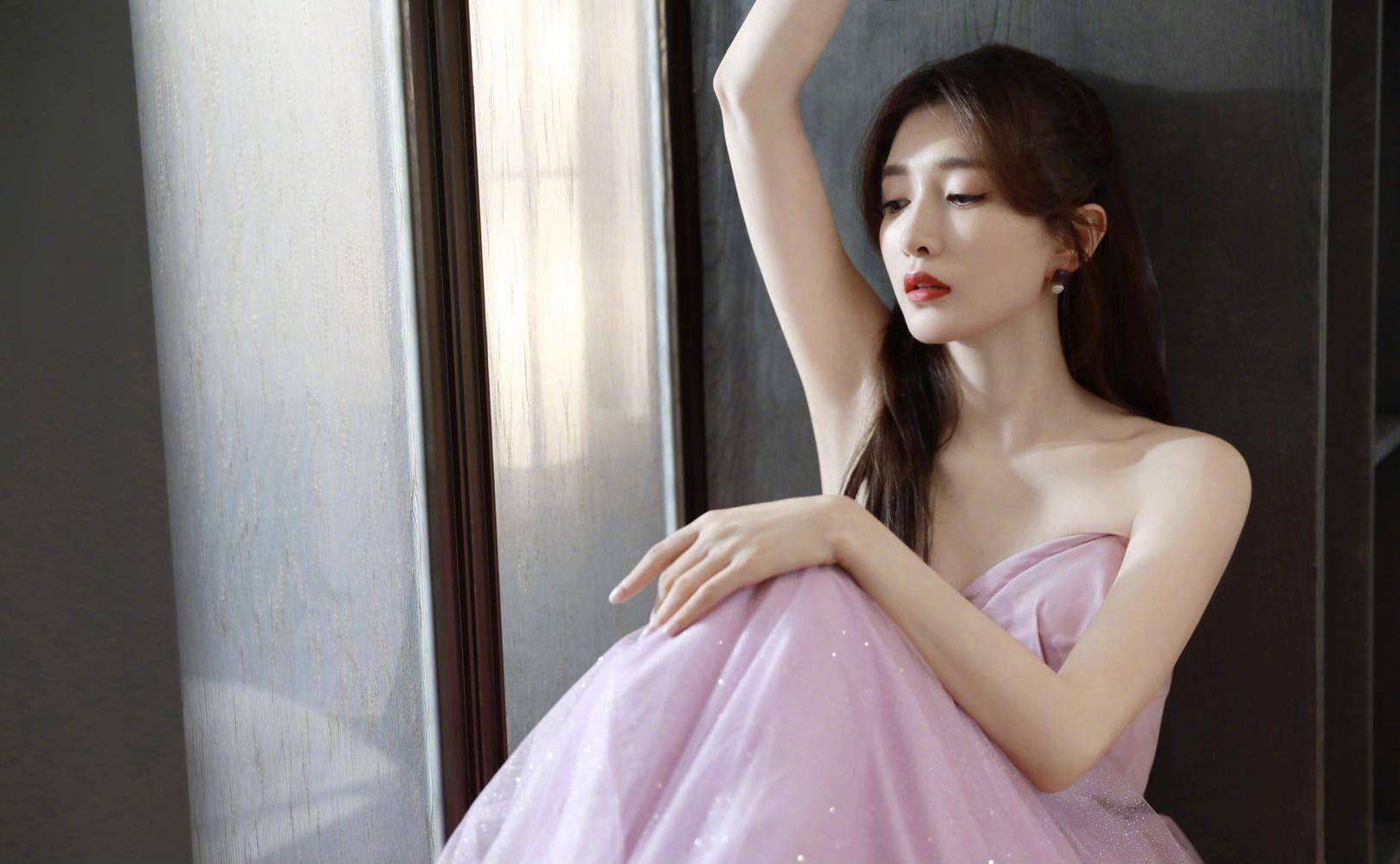 江疏影穿渐变抹胸裙亮相红毯,江疏影穿黑色蕾丝开叉长裙