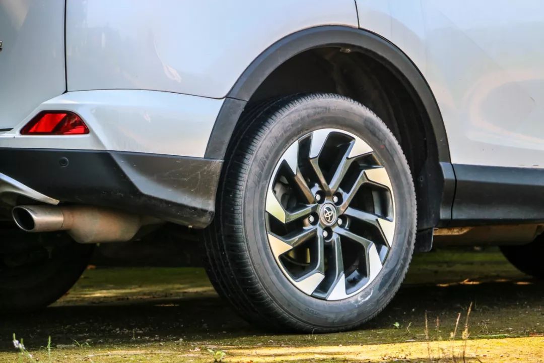 2012荣放rav4的2.0l的油耗,丰田rav4荣放2.5混动版真实油耗