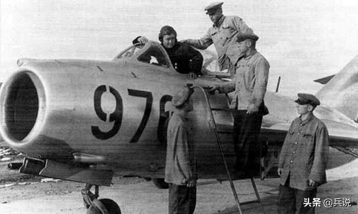 蒋机轰炸上海，毛主席请斯大林出兵，苏军秘密支援，痛打敌机