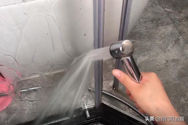 去除浴室玻璃上的水垢的最佳方法,浴室玻璃水垢怎么去除小窍门