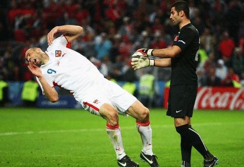 因为个子太高,天才前锋踢了12年守门员,画画位置成就传奇生涯