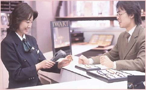 眼镜店怎么做好销售的方法和技巧,眼镜店销售技巧和话术视频