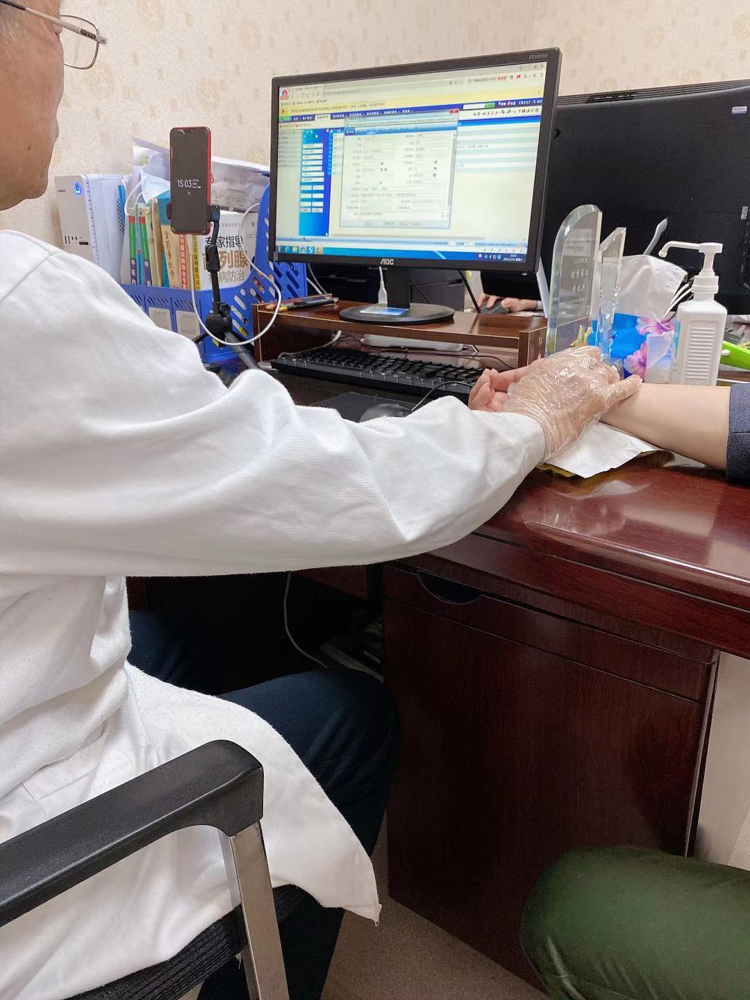 前列腺钙化患者出现症状时要及时就诊，耽误了会影响男性功能