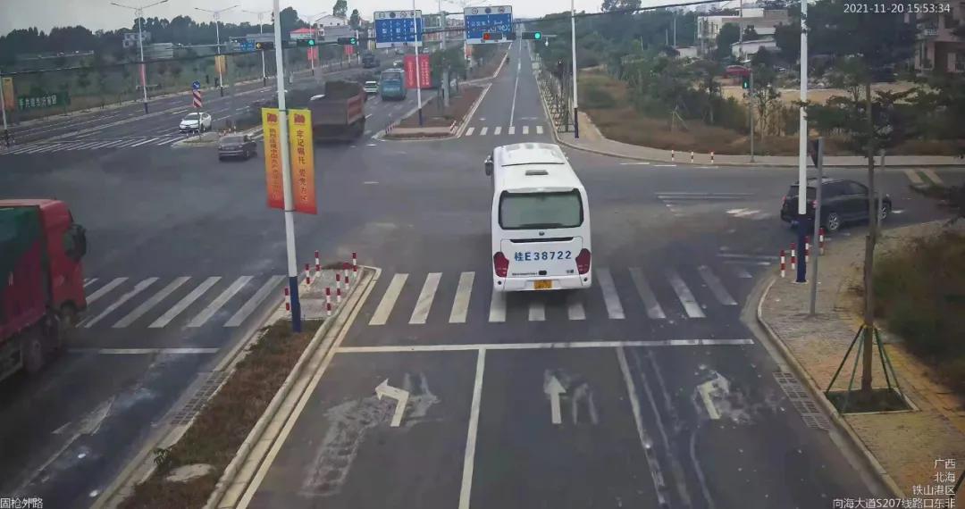 北海一大客车司机为赶时间竟然“抄近道”，交警蜀黍：处罚+约谈企业！|守法知礼平安行