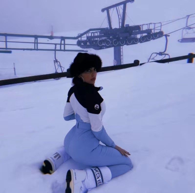 c罗头球热搜第一,c罗穿紫色球服与乔治娜