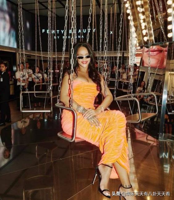 兼职歌手的美妆博主蕾哈娜女士终于出新歌了，等太久啦