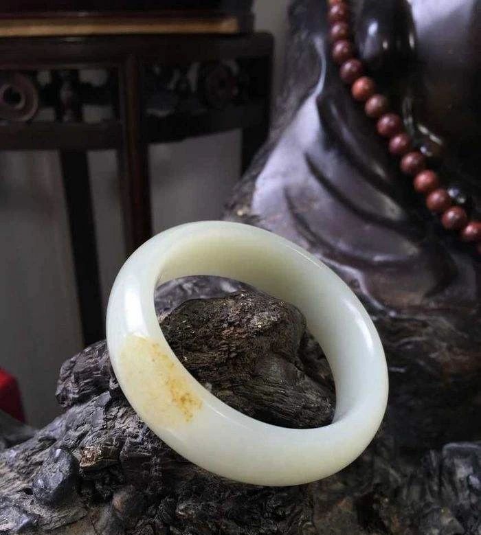和田玉玉镯碎了,和田玉镯砸不碎是什么原因