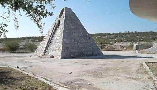 他们抢劫老妈、用锡箔包房子、修建时光机，还说受了外星人指使