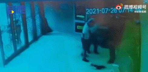 “我不过是杀了一只猫，别因为它伤了邻居的和气”