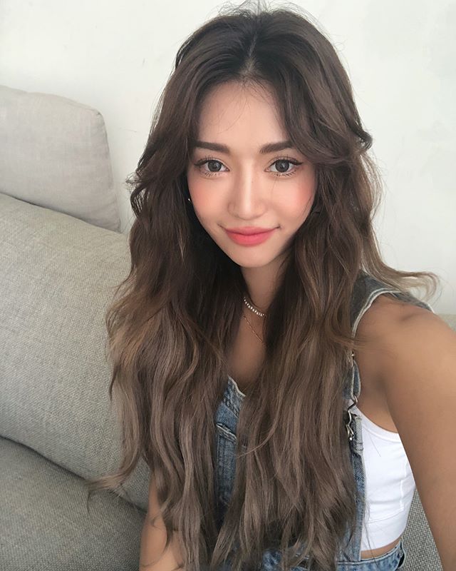 圆脸女生八字刘海发型教程,圆脸女生适合的发型八字刘海