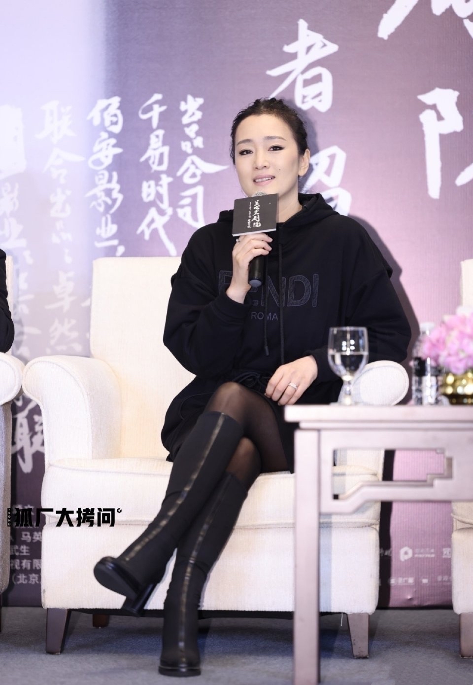 巩俐白衬衫配黑长裙,巩俐白衬衫配黑裙真是美炸了