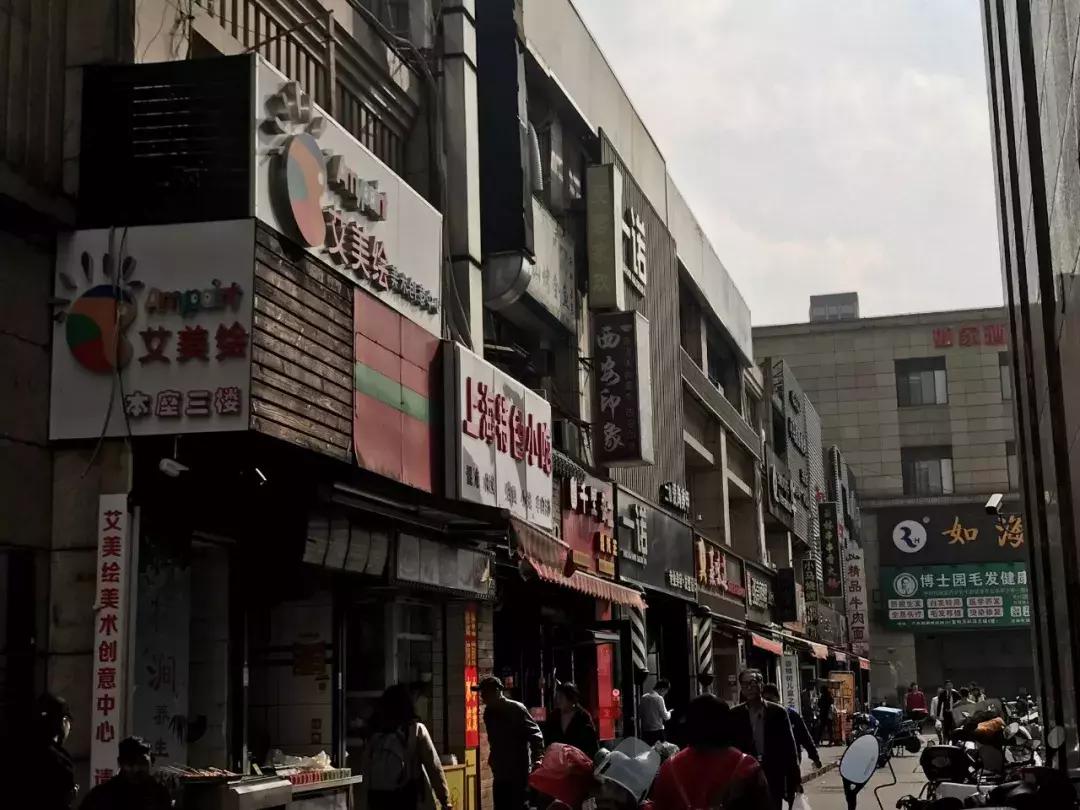 这个神盘只有一栋楼，比隔壁万科便宜100万