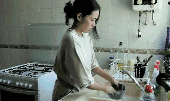 手指头被砸全过程,18岁男子手指被砸破