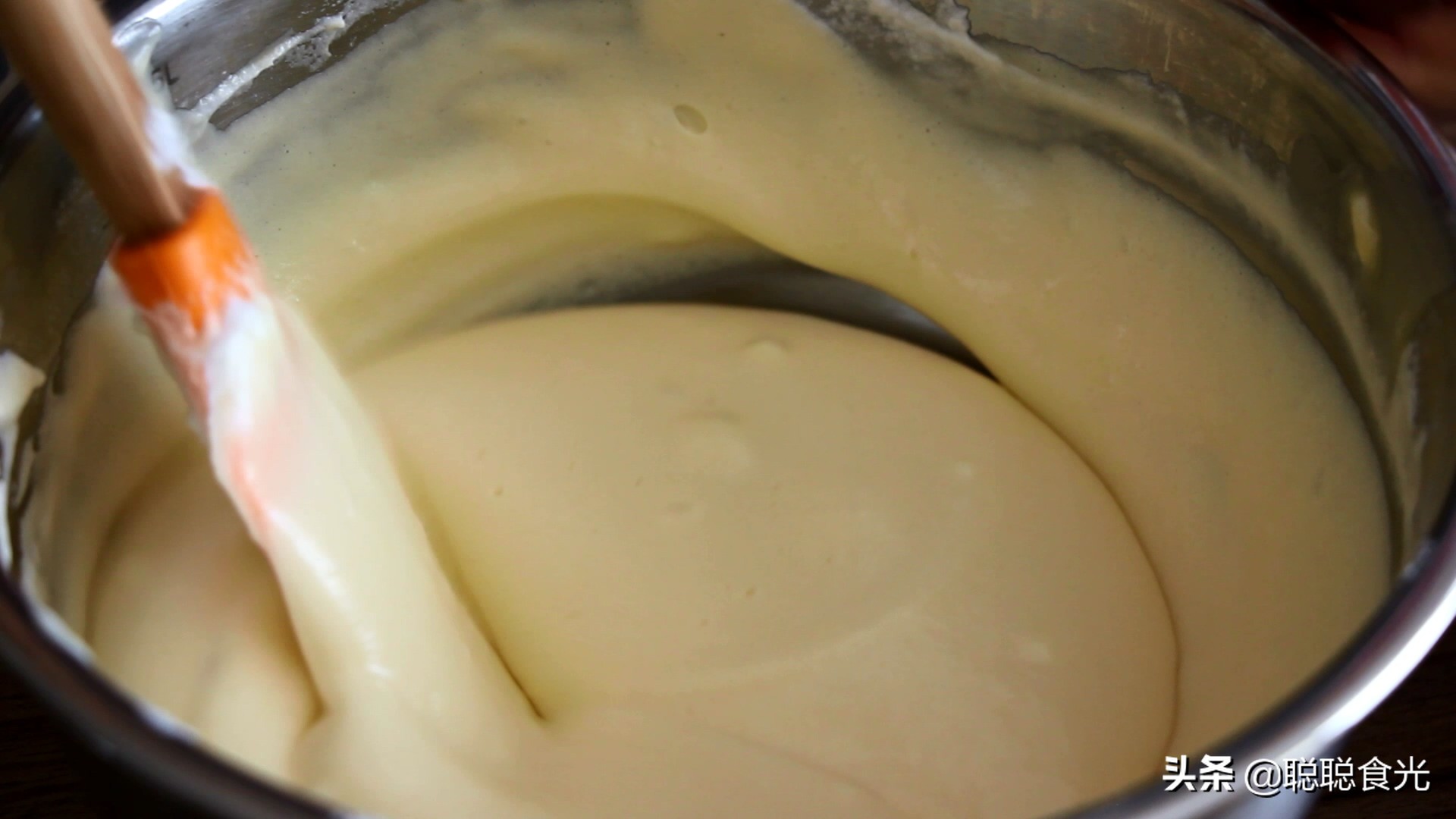 用电饭锅鸡蛋做蛋糕最简单的过程,只用鸡蛋和面粉用电饭锅做蛋糕