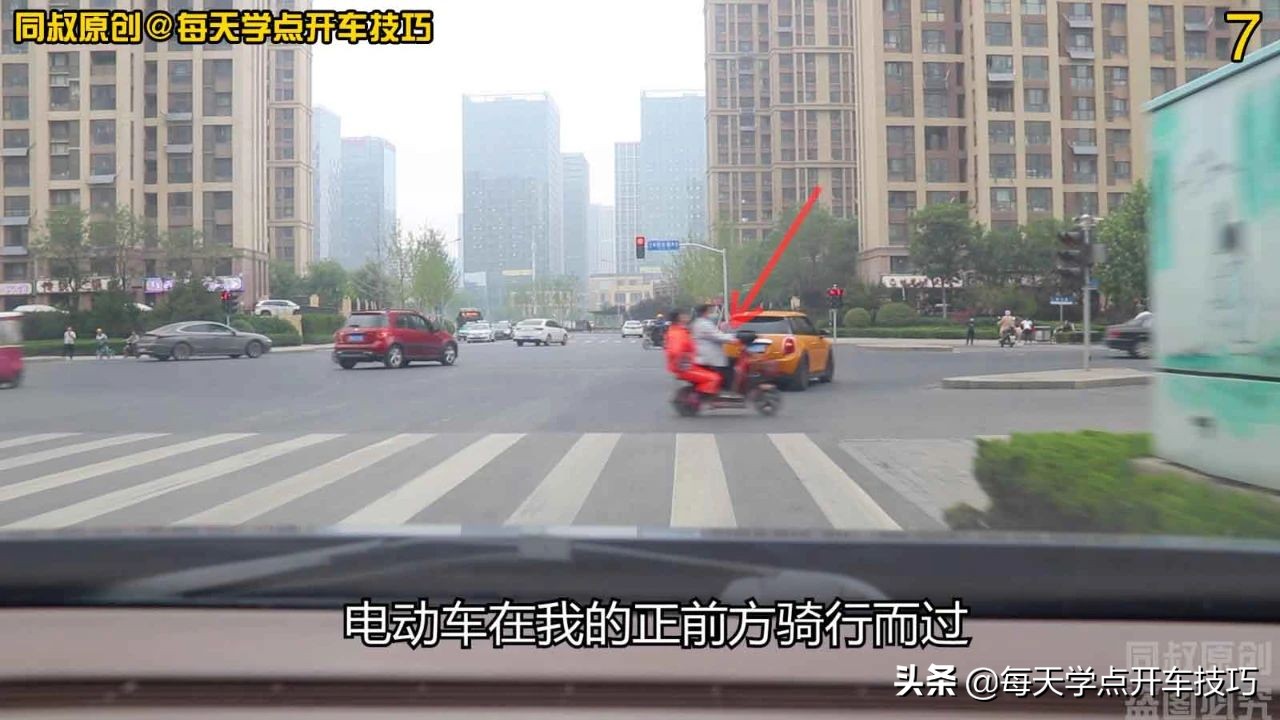 右转弯盲区避让行人技巧,新手右转弯技巧盲区