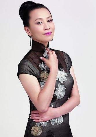 刘嘉玲曝梁朝伟证件照 (刘嘉玲公开照片)