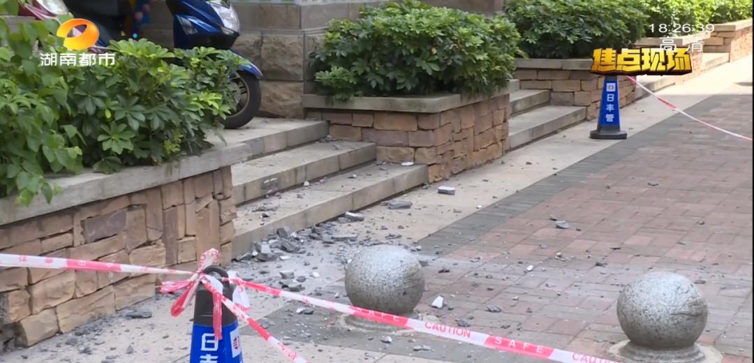 车停在小区车位第二天发现被撞了,车停在小区第二天发现被撞