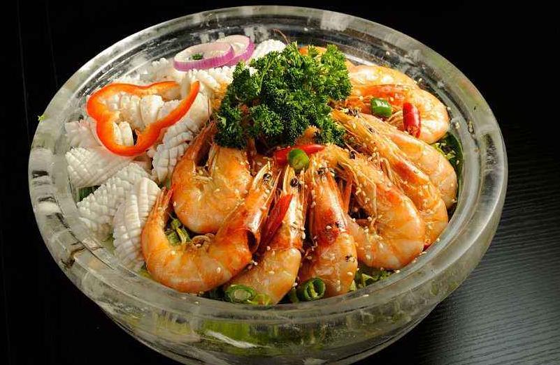做海鲜最好的办法就是白灼或清蒸,海鲜焖锅清蒸