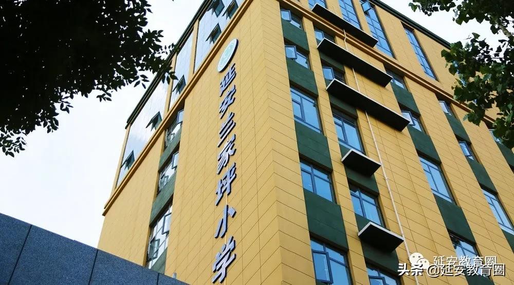 这个新扩建的学校太气派了,前来视察的领导赞不绝口