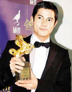 郭富城摘头盔帅气视频,郭富城背带裤