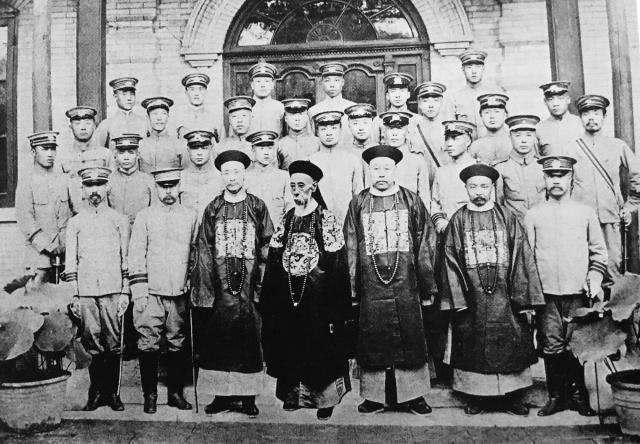 罕见历史照,梦露参加肯尼迪宴会礼服价值百万,伊丽莎白女王登基