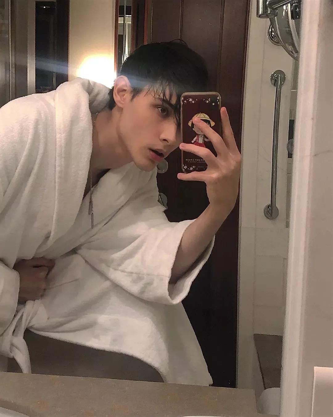 《创造营》利路修为了下班,房子都塌了,被曝光与女生聊天记录