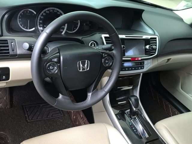 4年前本田粉25万捡漏六缸雅阁，油门如丝顺滑，261马力7秒破百