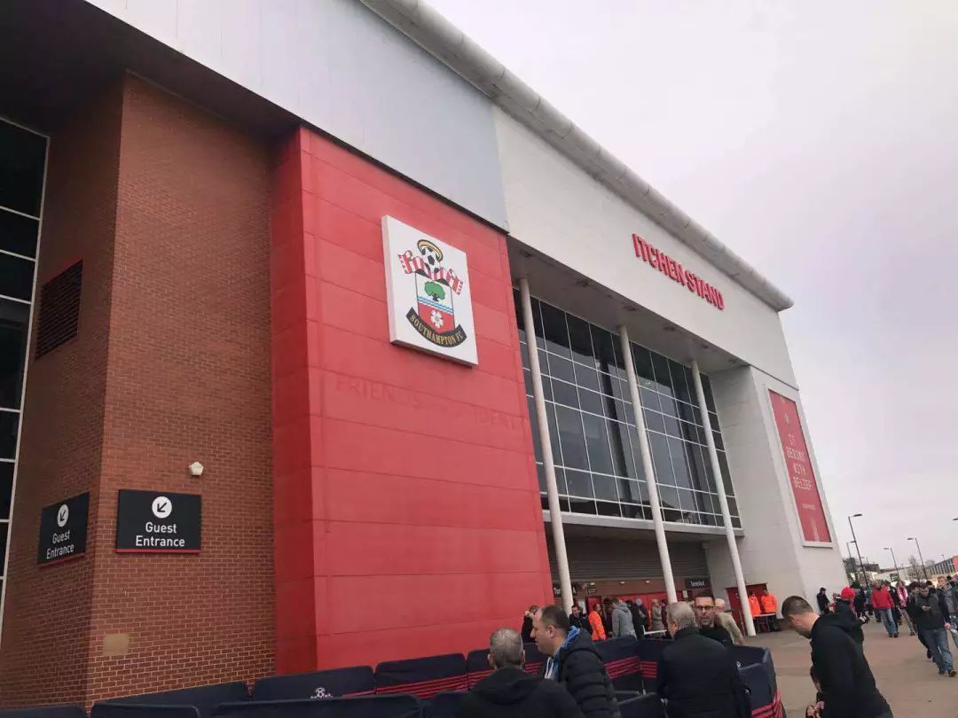 十天里，我在英国看的四场足球赛，竟然有些中国味？|三明治