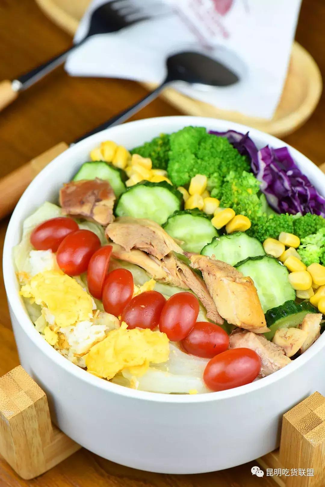 昆明2环边巷子里的小店，1杯咖啡+1份简餐，感觉我又去到了泰国