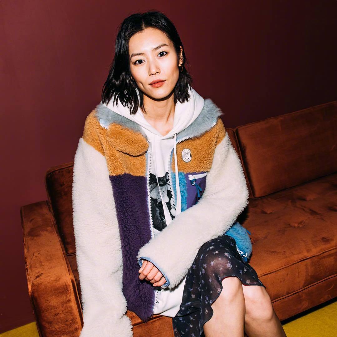 刘雯日常穿搭让你超模身材气质感,刘雯穿搭都是t恤造型