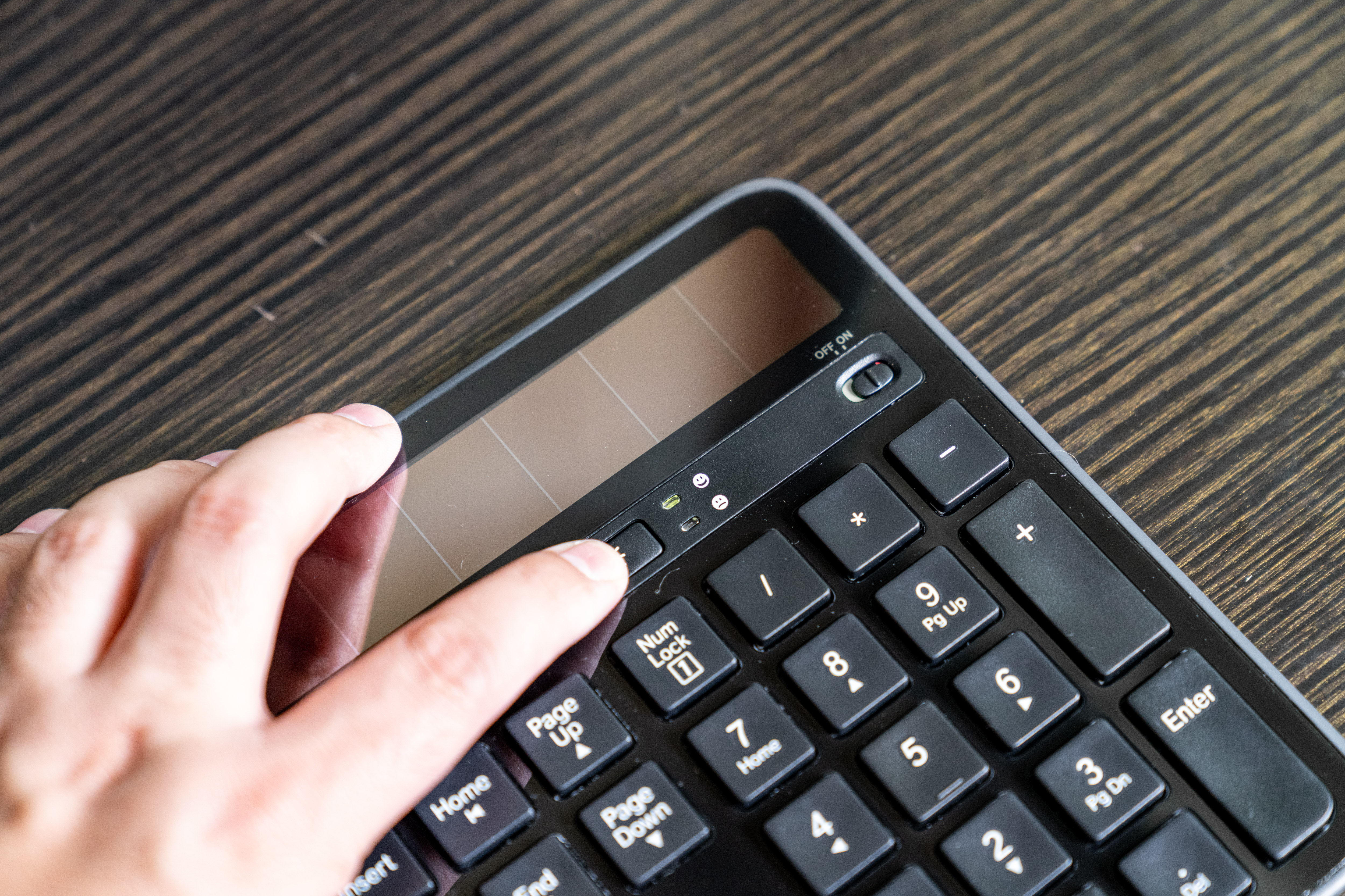 罗技键盘780和罗技k750,罗技k750无线键盘有电池的吗