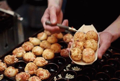 日本大阪街头摆摊章鱼烧,日本小孩自做章鱼烧