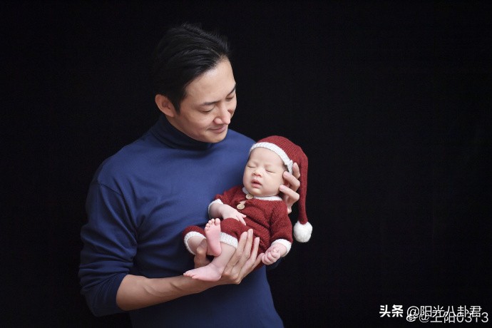 王阳夫妇合体照片,王阳晒抱娃照片