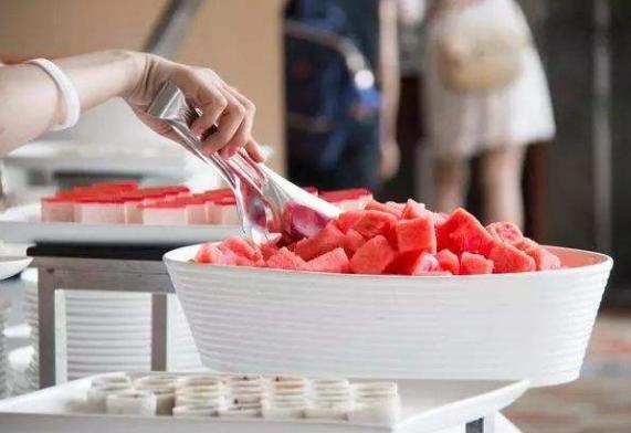 在泰国吃自助餐,在泰国和中国就餐